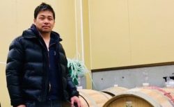 坂城葡萄醸造の成澤篤人さんとワイナリー