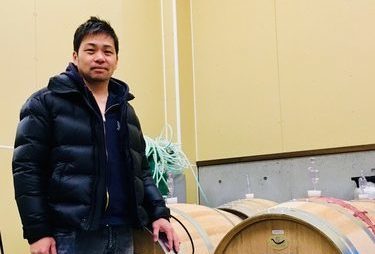 坂城葡萄醸造の成澤篤人さんとワイナリー