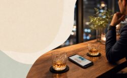 お酒好き男性向けの出会い系サービス比較を表すバーとスマホのイメージ