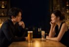 バーで目を合わせる成人男女とビール、ノンアルコールドリンク