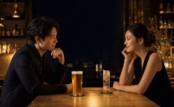 バーで目を合わせる成人男女とビール、ノンアルコールドリンク