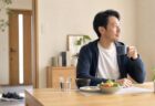 朝の生活習慣を見直す成人男性のイメージ