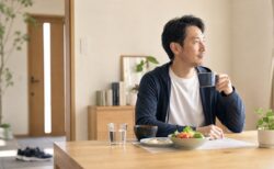 朝の生活習慣を見直す成人男性のイメージ