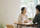 カフェでお酒を飲まずに会話を楽しむ男女のソバーデート風景
