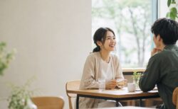 カフェでお酒を飲まずに会話を楽しむ男女のソバーデート風景