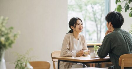 カフェでお酒を飲まずに会話を楽しむ男女のソバーデート風景