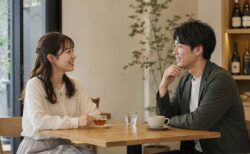 カフェでお酒を飲まずに会話を楽しむ20〜30代男女の初デート