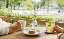 カフェでソバーデートを楽しむイメージ
